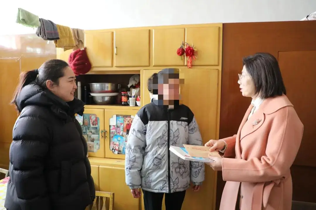 崔振红为困难家庭学生送去慰问金和学习、生活用品