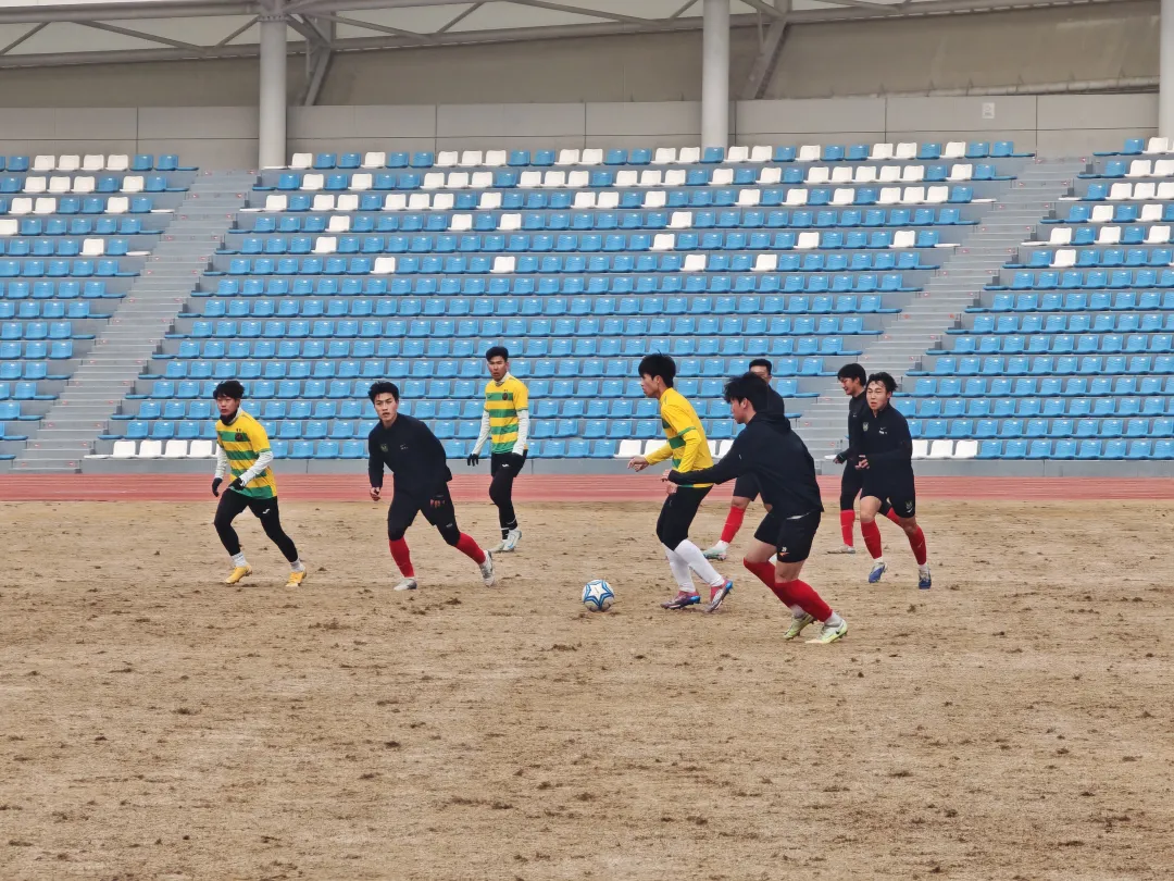 榆林漠北矿工足球队在乾县文体中心体育场举行冬季训练赛