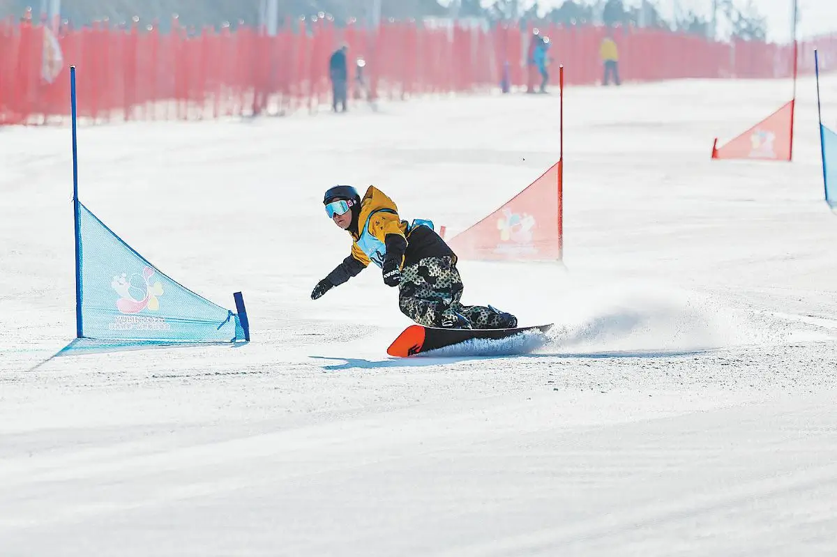 1月31日拍摄的省一冬会单板滑雪(群众组)平行大回转成人男子组比赛现场。记者刘继远摄