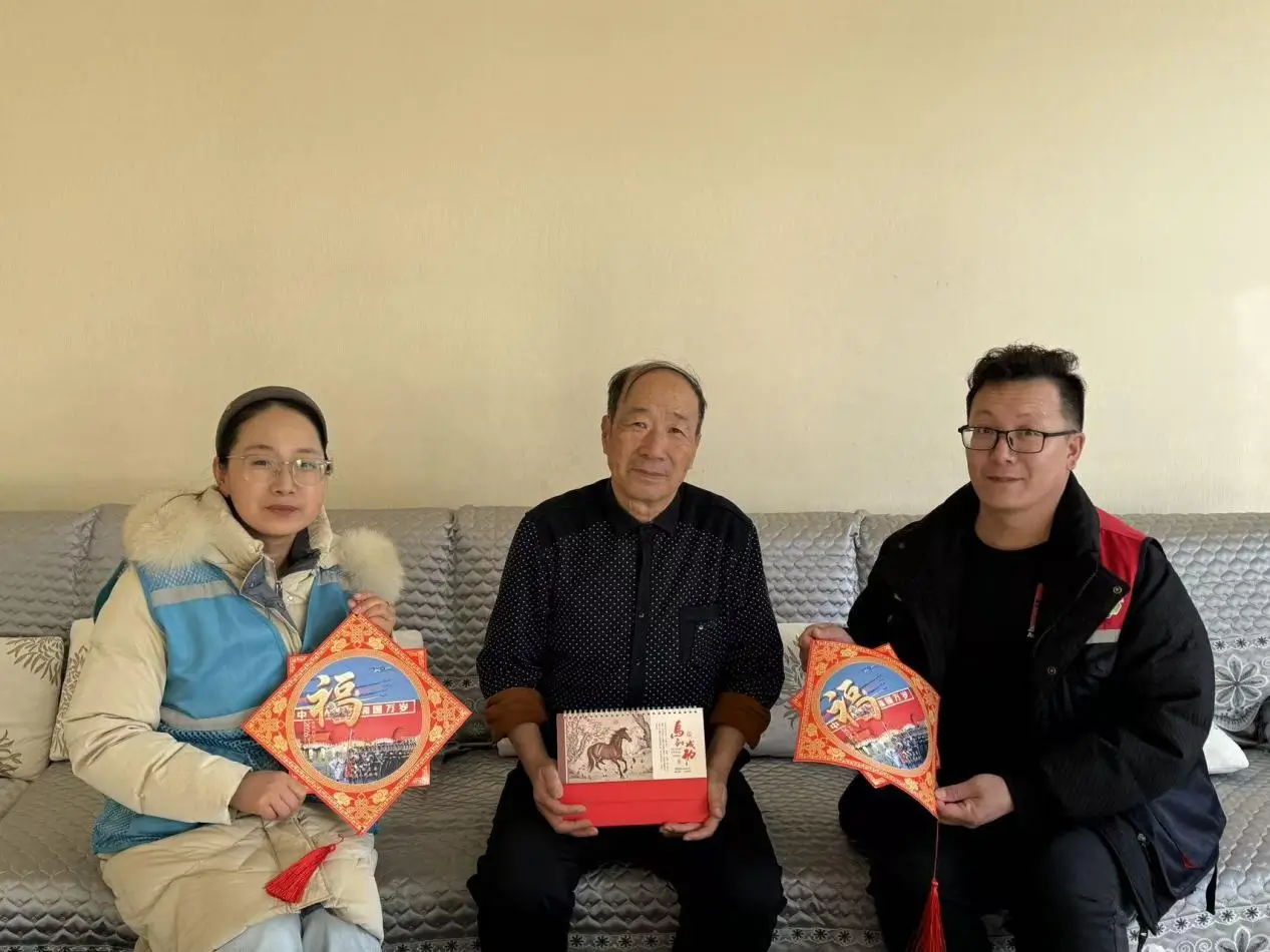 明珠路街道三辰社区开展“福暖军魂·春满家园”送“福”行动