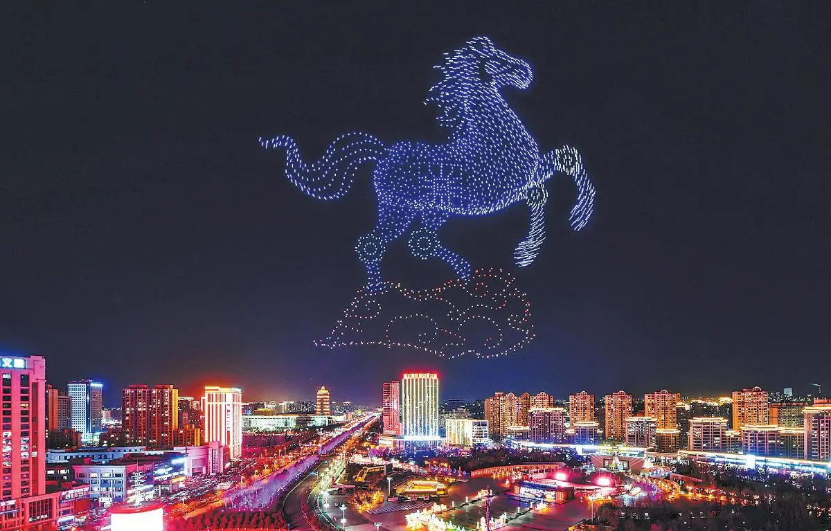 3月3日晚在阳光广场拍摄的“陕北榆林过大年”元宵节无人机展演现场。记者延杨红摄