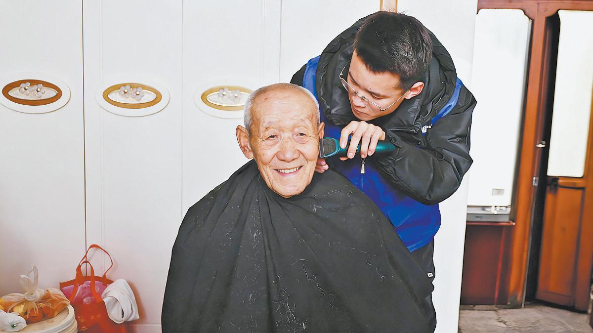 乡村助老员上门为老人理发。白楚钰摄