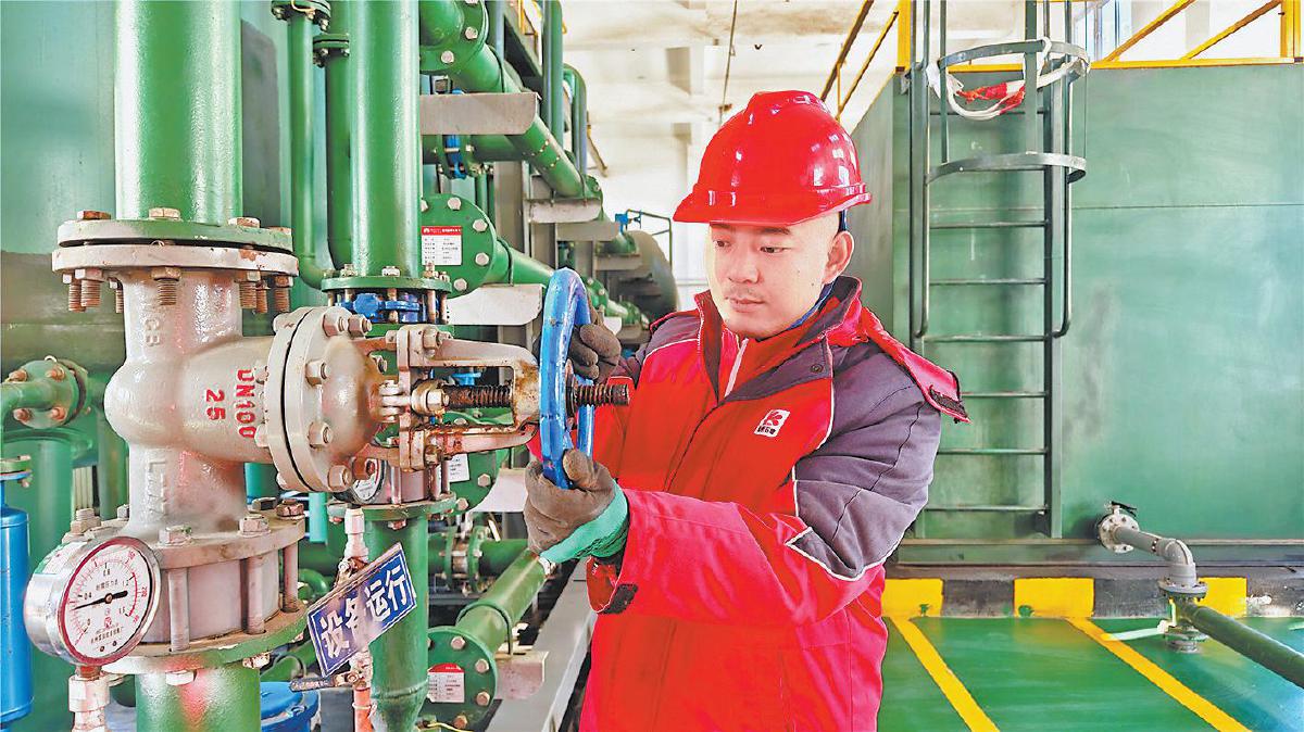 加密设备管线的巡检频次。李振华摄