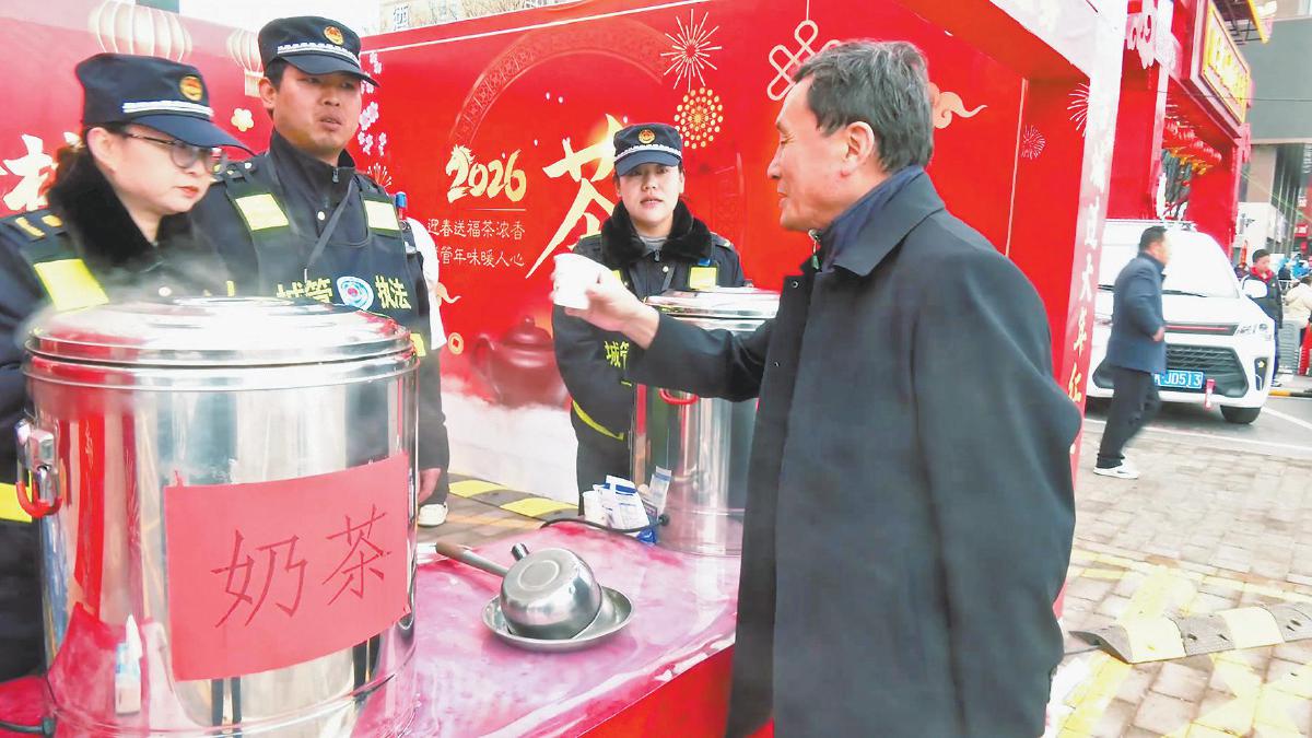 榆林市城管局设立“暖心茶摊”，为游客提供热茶。王重阳摄