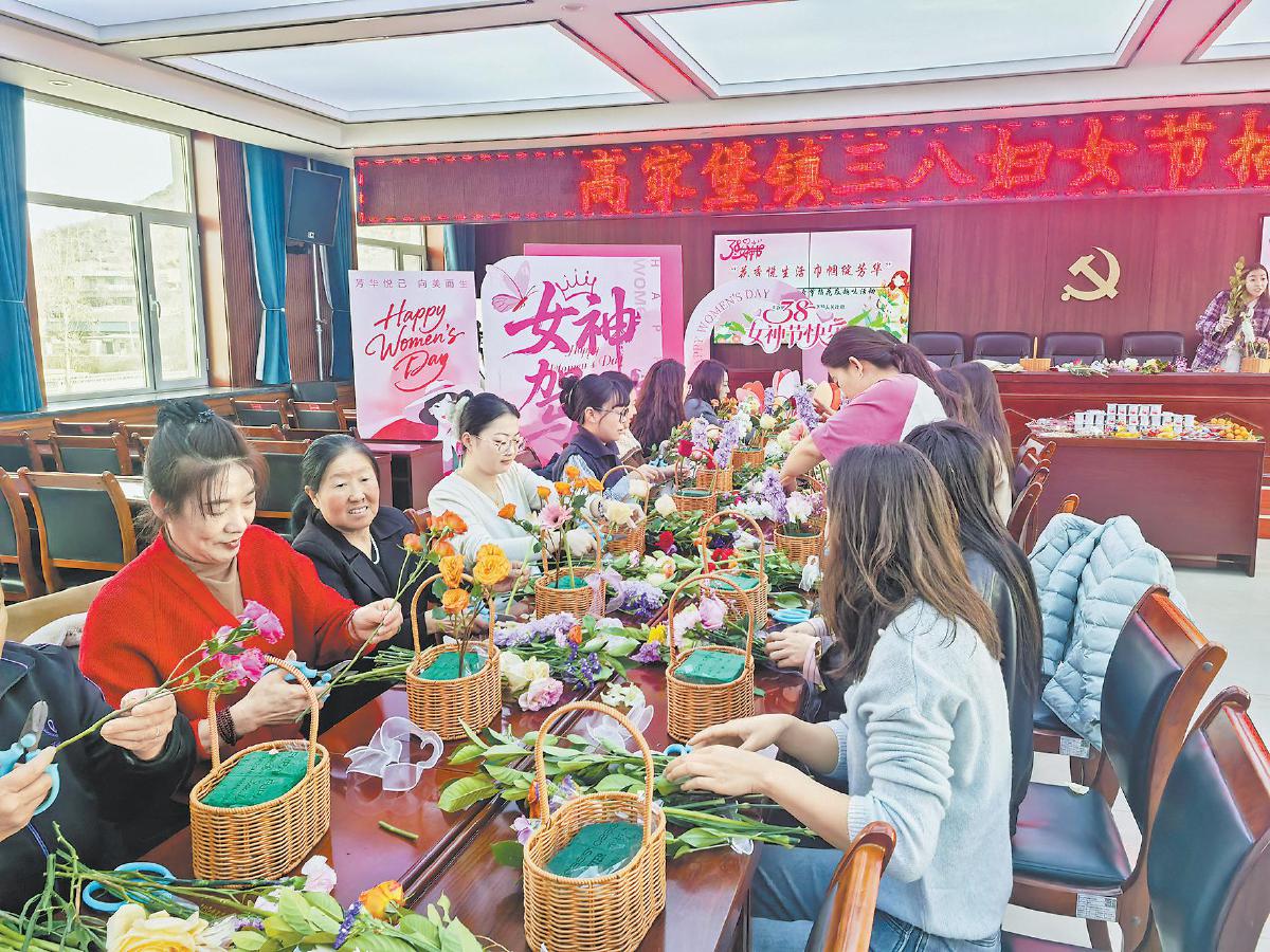 图为女职工们在插花。宋艳霞摄