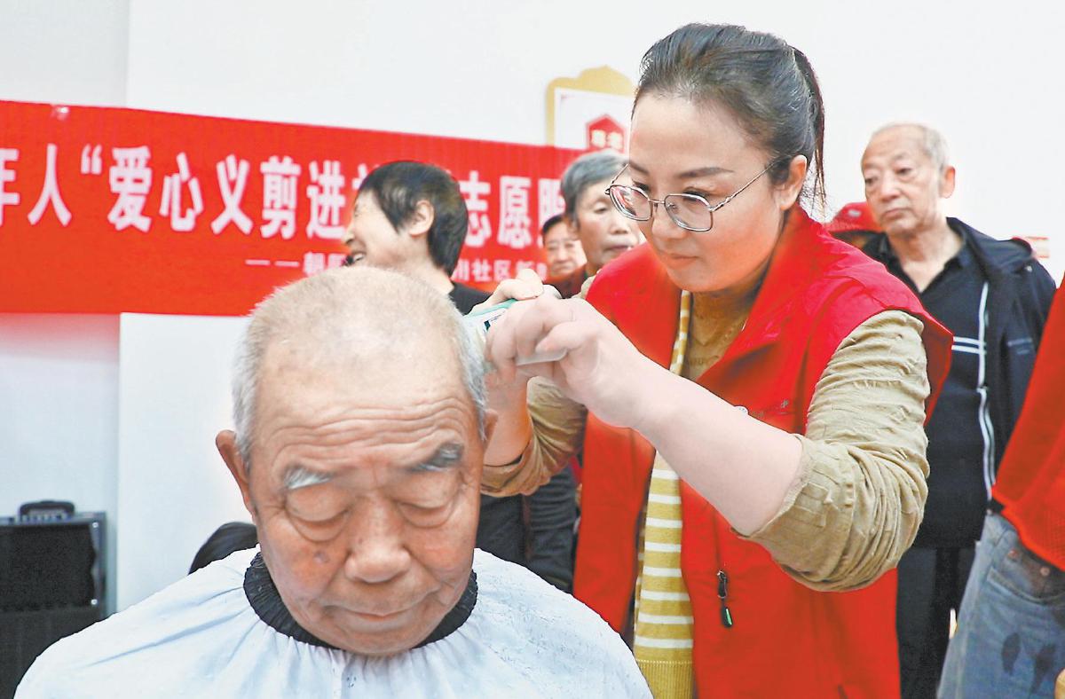 志愿者开展爱心义剪活动。张瑜摄
