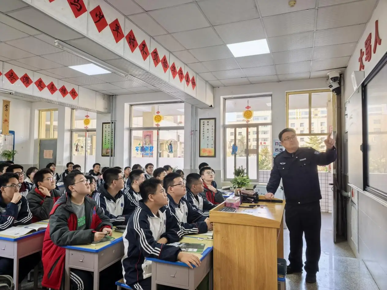 榆林华栋中学：安全+法治双课堂，护航寄宿制学生