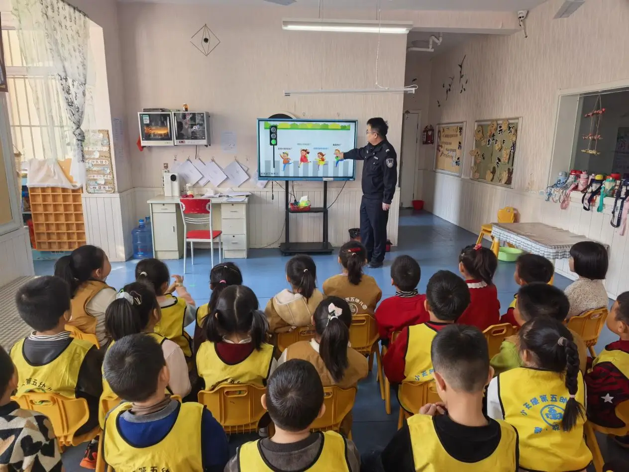 榆阳区明珠路街道长兴路社区：警校社联动进校园，上好“安全第一课”