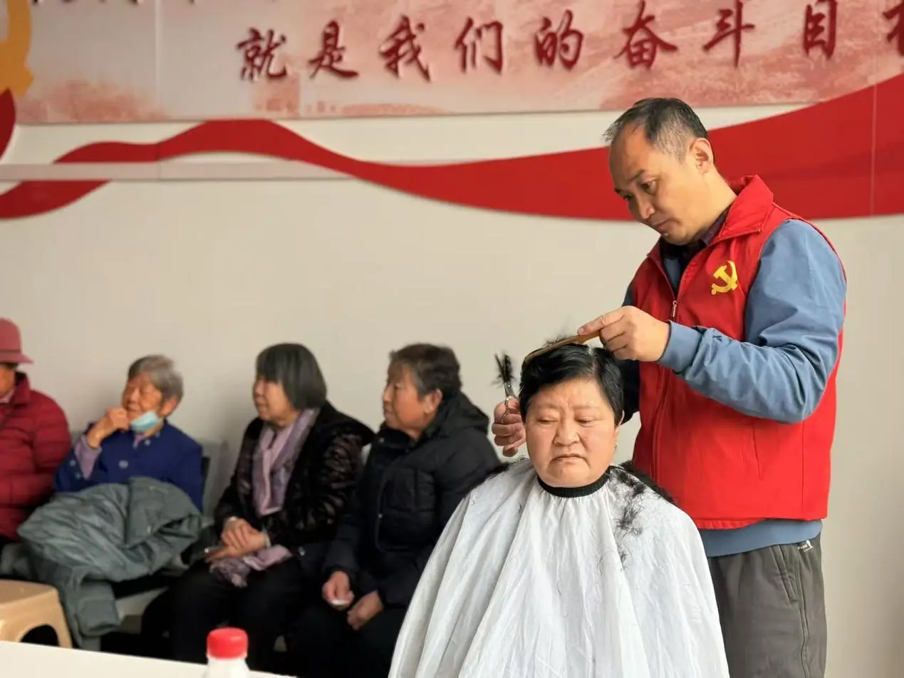 开春义剪进社区