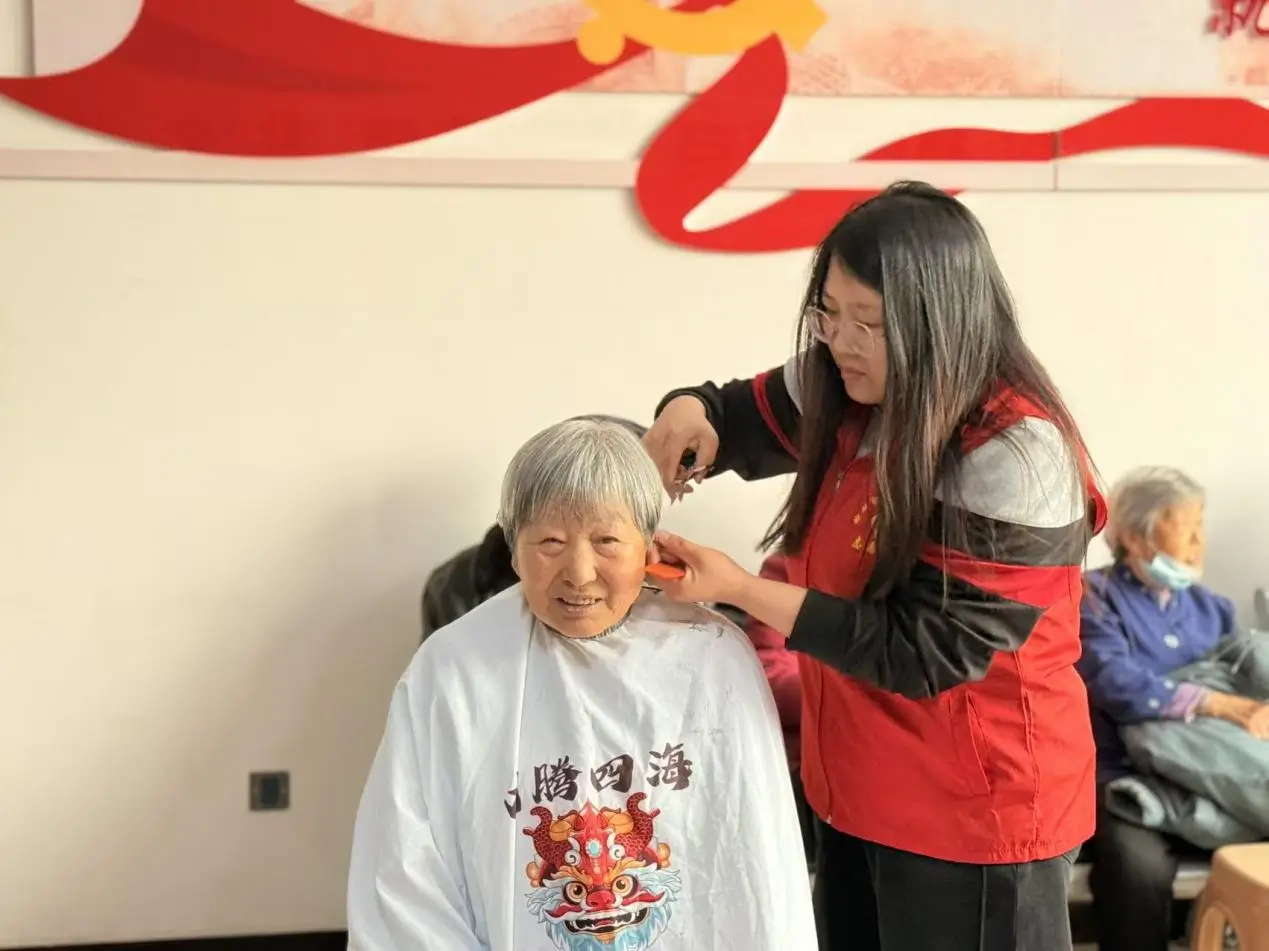 温情服务暖民心