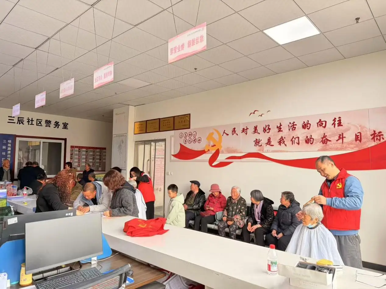 开春义剪进社区 温情服务暖民心——三辰社区开展便民志愿服务活动