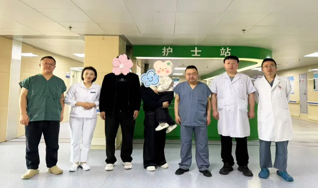 医护团队与患者和家属合影