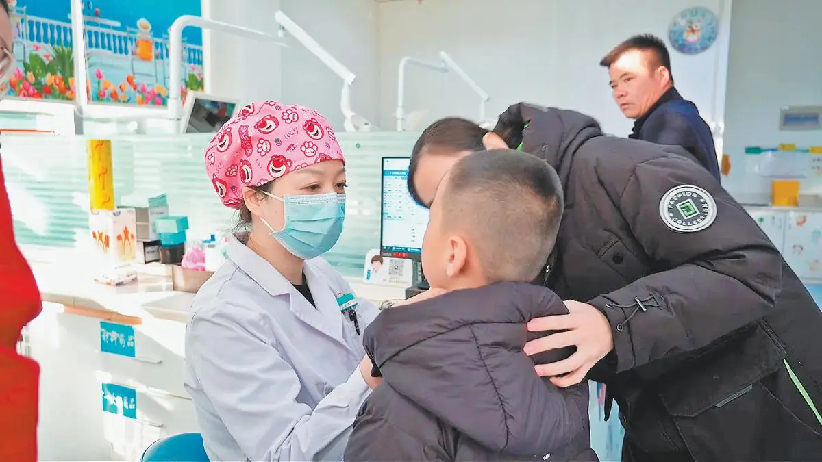 马裴正在给一名患儿治疗牙齿。张占林摄