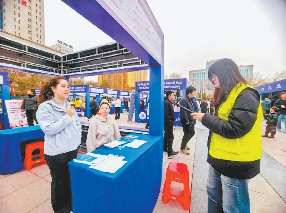 主播在线上推介岗位。宋艳霞摄