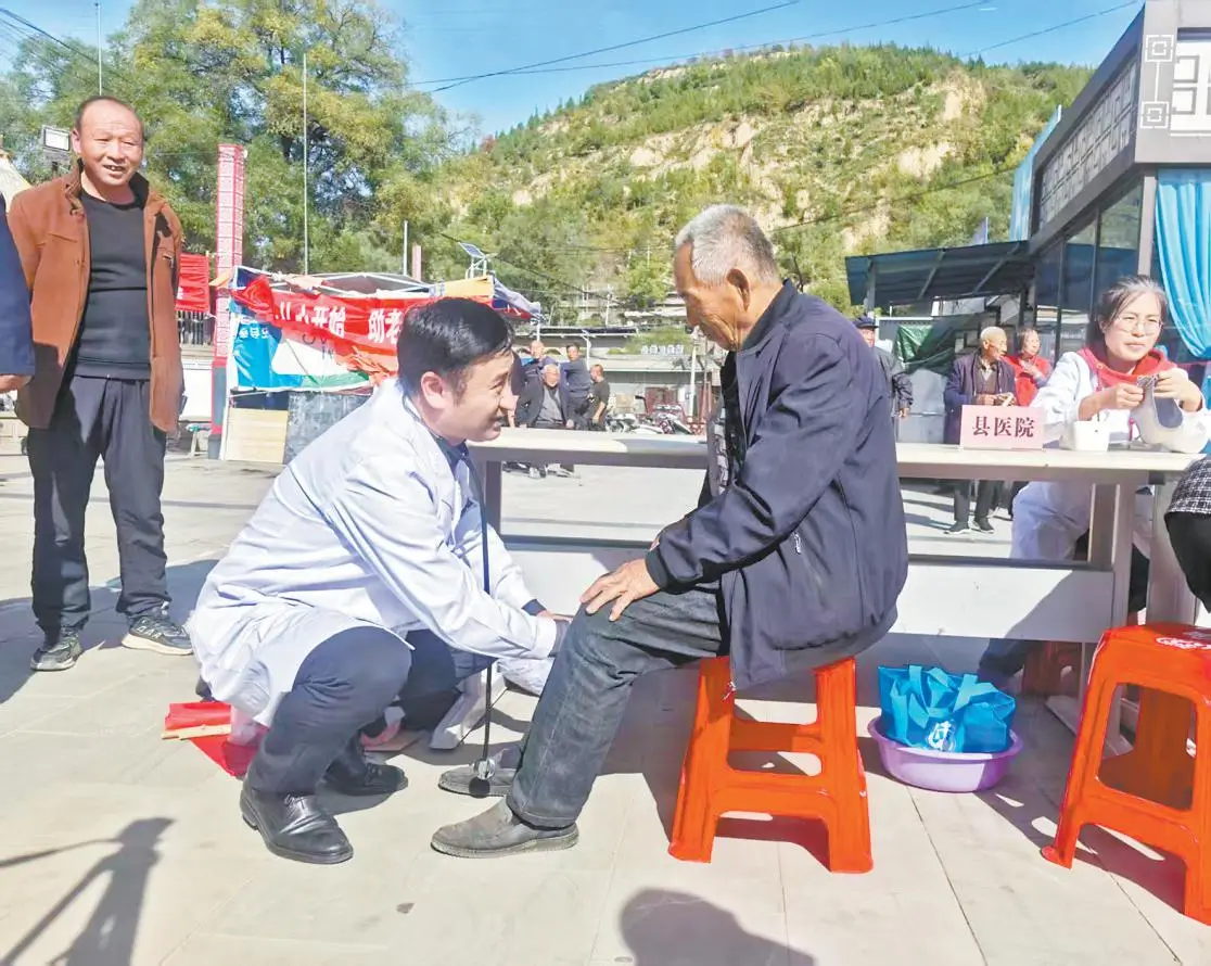 清涧县人民医院组织医护人员深入乡村开展义诊活动。贺永军摄