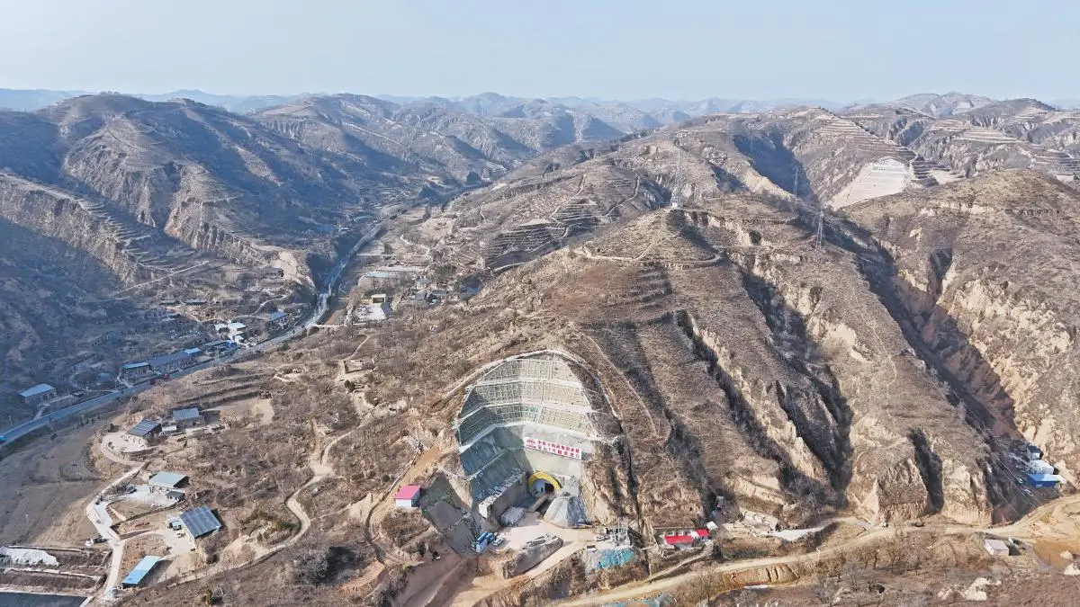 延榆高铁关键工程——苗山1号隧道顺利贯通