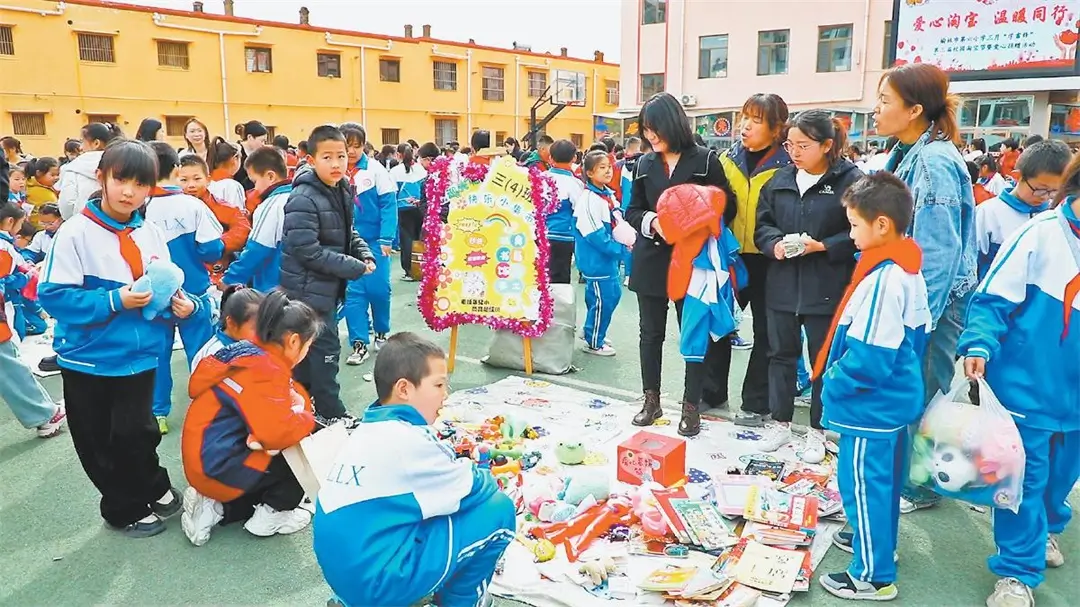 榆林市第六小学开展物品义卖活动：闲置物品“焕新” 爱心义卖“升温”