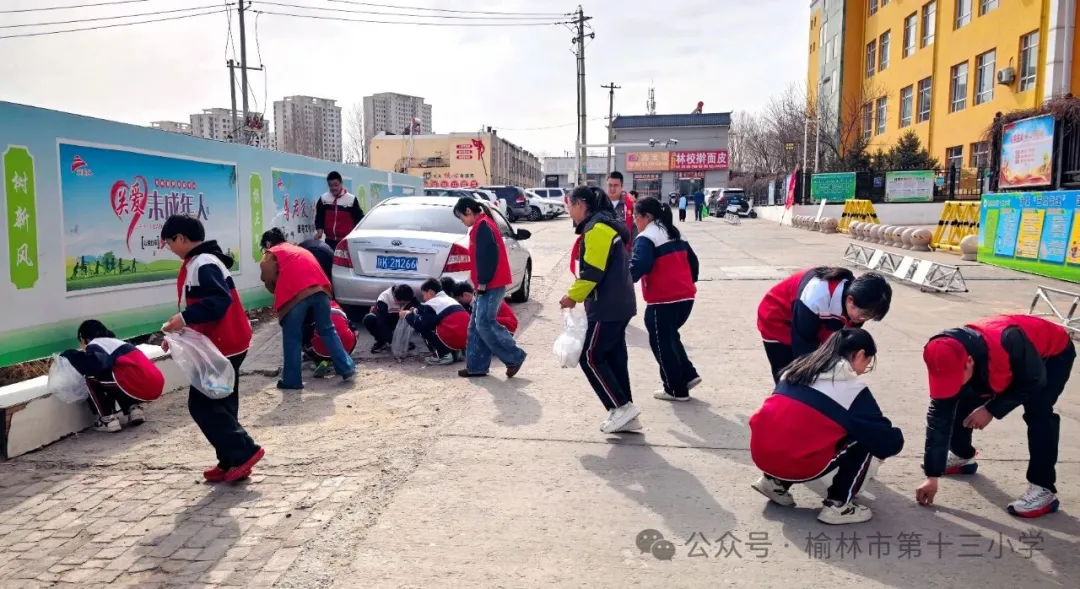 清扫周边环境，美化校园周边