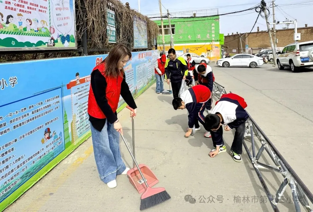 清扫周边环境，美化校园周边