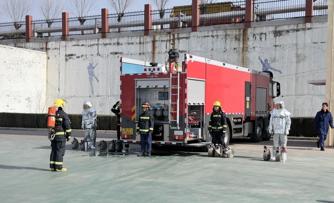 榆林市消防救援支队红山大队考核组对榆林新材料集团消防队组织开展了春季实战化练兵测评与业务技能考核