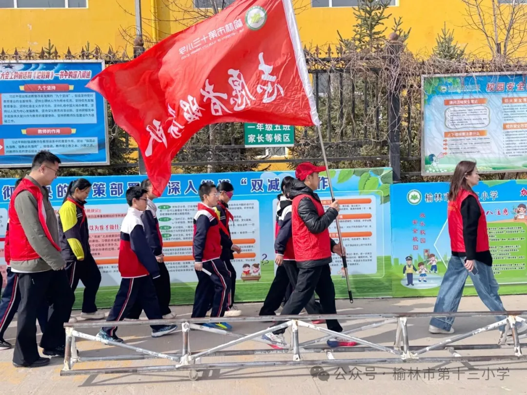 清扫周边环境，美化校园周边