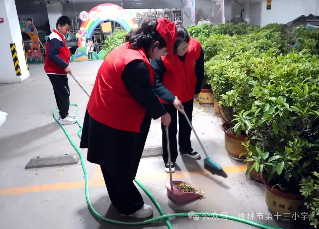 清理车库护栏，消除安全隐患