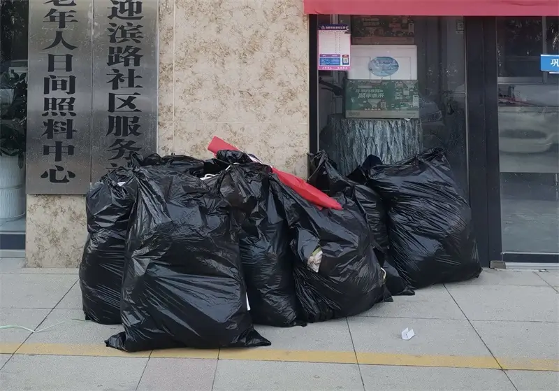 活动当天共收到居民捐赠的各类旧衣物500余件