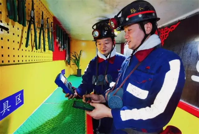 在主回撤通道壁墙精准施工20个深度20米的标志层钻孔