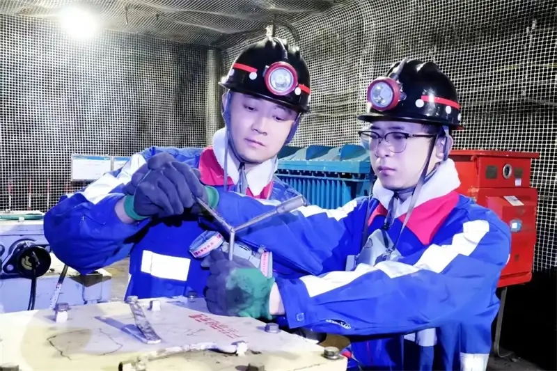 大学生新工将专业术语转化为通俗易懂的“井下语言”教给老师傅