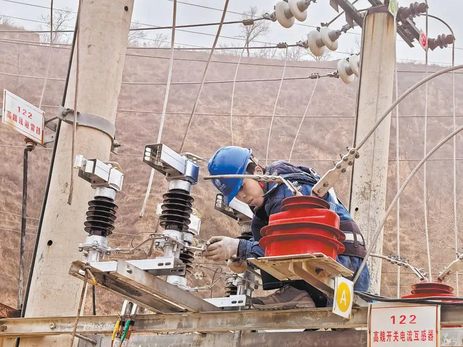 图为工作人员在对横山区高镇35千伏变电站相关设备进行检修。陈子涵摄