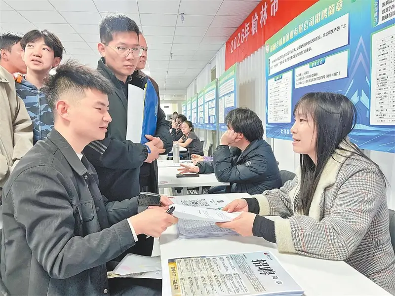 招聘企业向求职者介绍公司情况。刘红摄