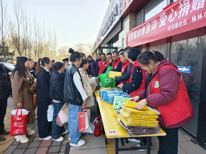 爱心捐赠现场排队