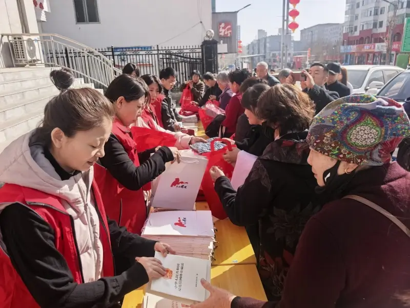 芹涧路社区联合榆林市司法局开展“学雷锋·普法行 法治服务进社区 党群连心促和谐” 主题实践活动