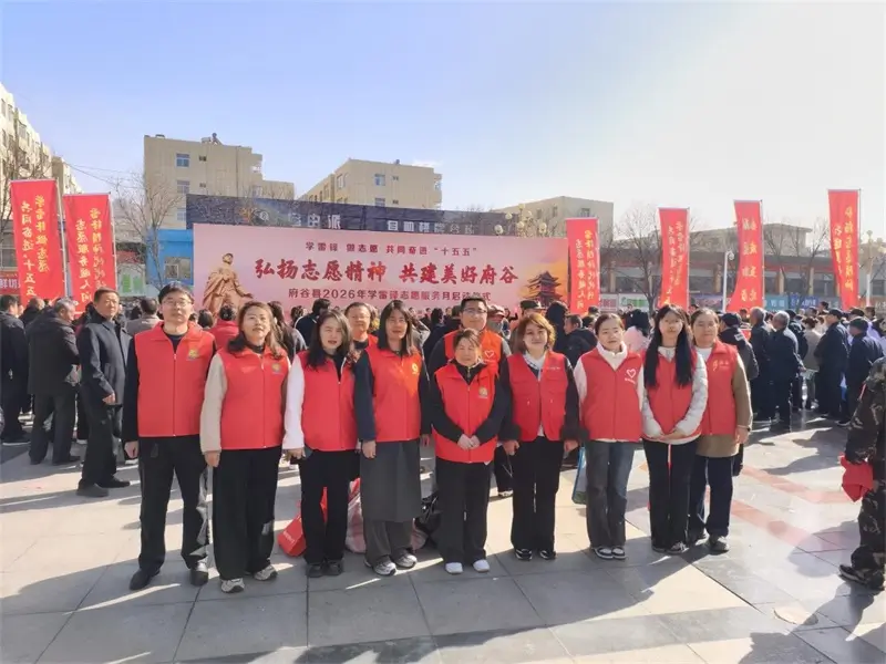 来自府谷县农技中心的志愿者们身着红色马甲