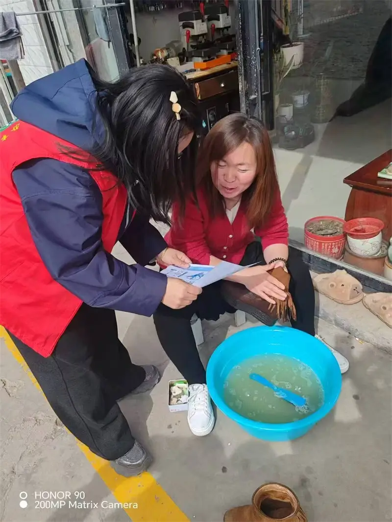 志愿者深入居民家中开展入户宣传