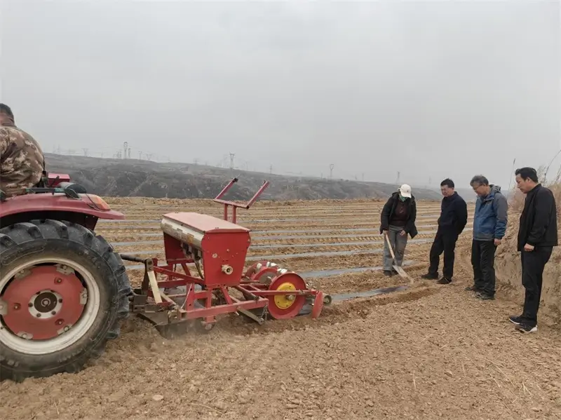 种植大户们认真观摩学习