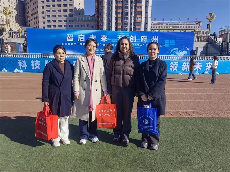 府谷县农业技术推广服务深入活动现场开展农技科普与服务