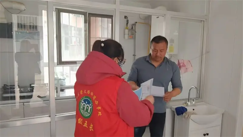 志愿者深入居民家中开展入户宣传