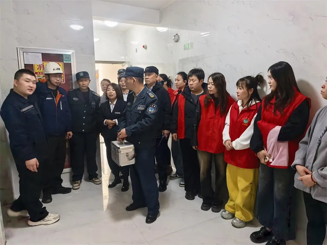 榆阳区崇文路街道寨城庄社区联合小区物业服务中心、电梯维保公司开展电梯应急救援演练活动