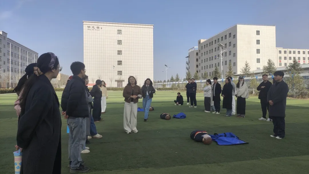 3月25日，榆林能源科技职业学院组织开展了全体教师课堂应急救护能力提升培训。
