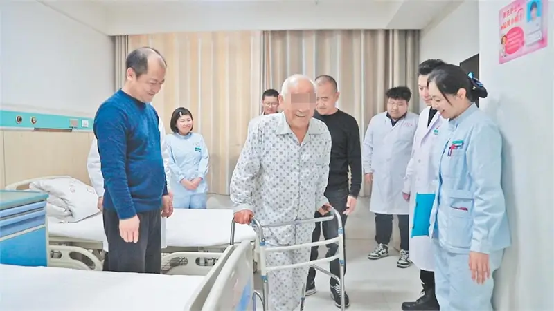 患者术后在助行器的帮助下进行行走