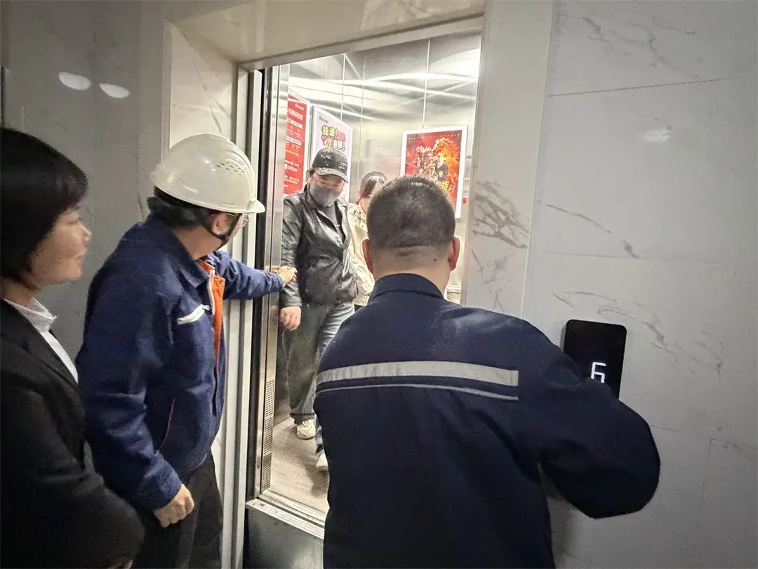 榆阳区崇文路街道寨城庄社区联合小区物业服务中心、电梯维保公司开展电梯应急救援演练活动