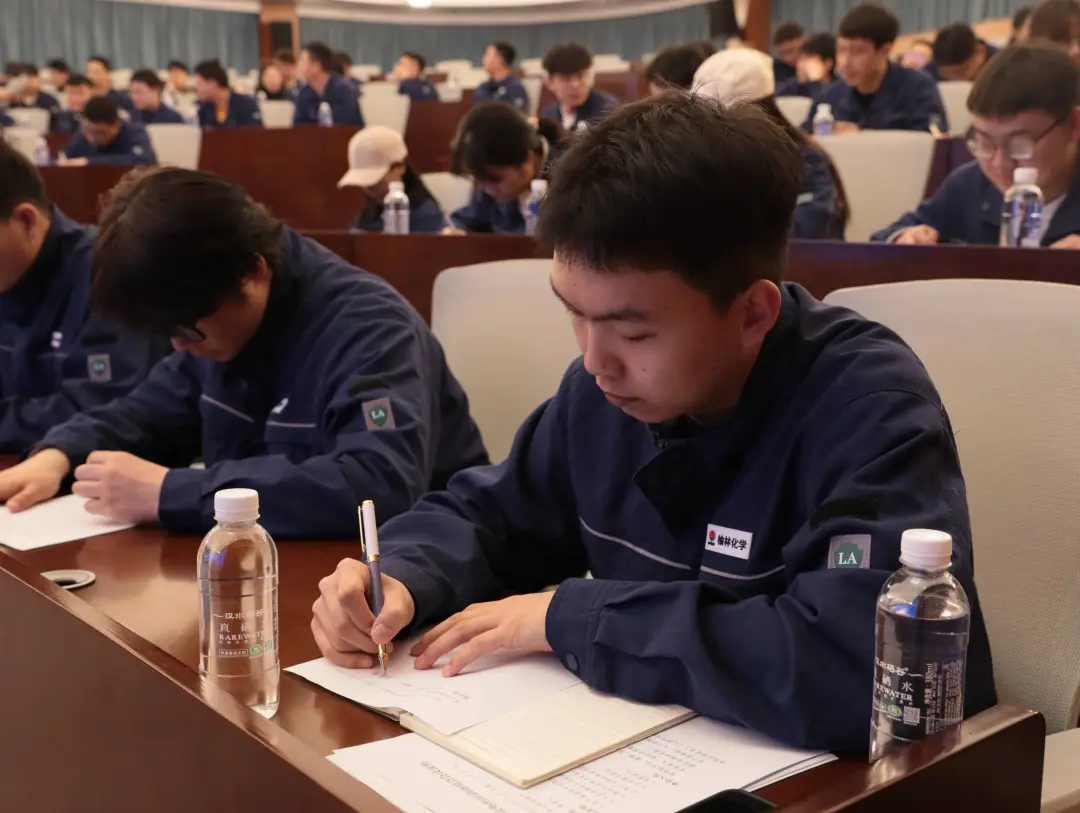 全体参训人员在现场签订了《培训承诺书》