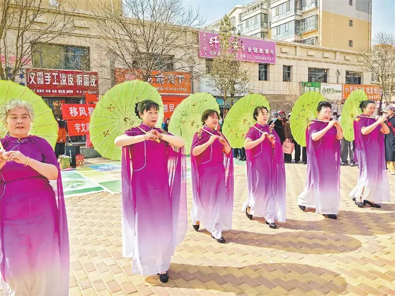 图为旗袍走秀现场。白凌燕摄