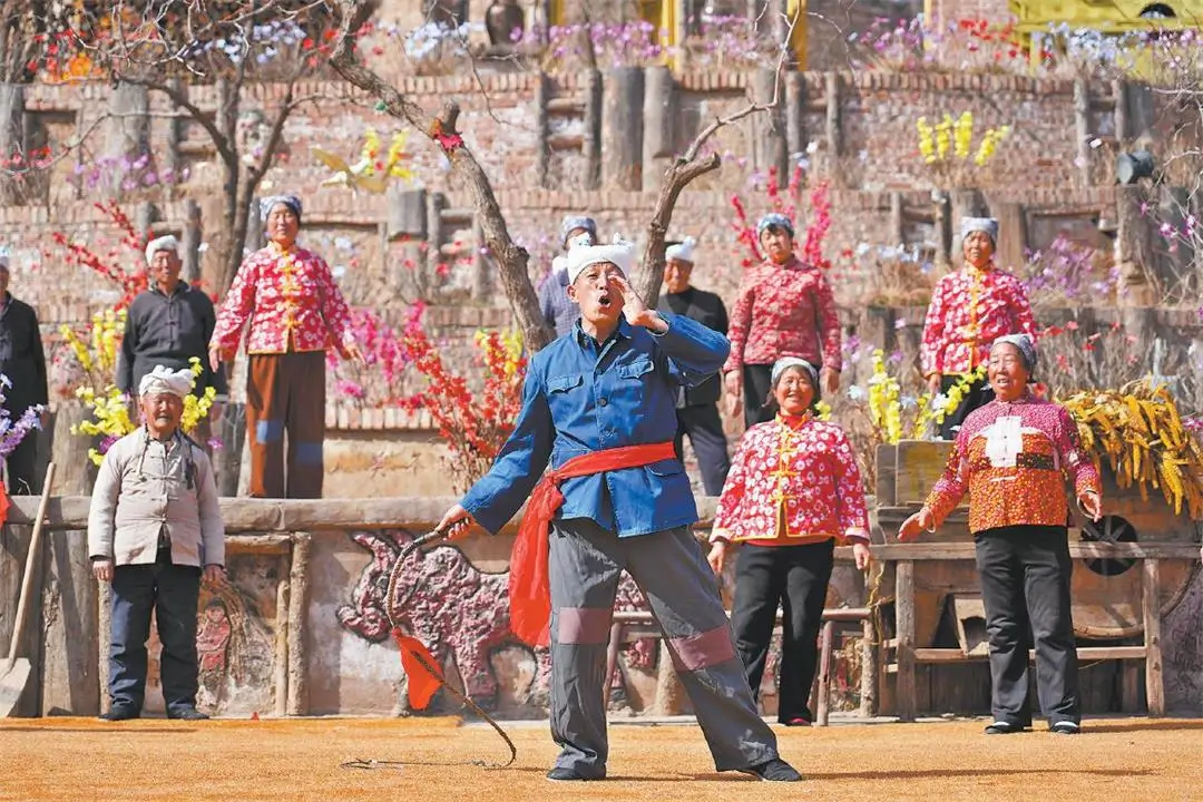 近日拍摄的佳县赤牛坬村鞭春牛民俗活动表演现场。通讯员邸金波摄