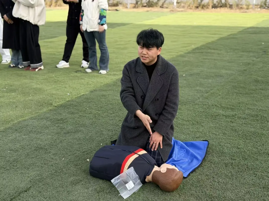 指导老师首先就心肺复苏、海姆立克急救法等关键技能进行了完整规范的现场演示