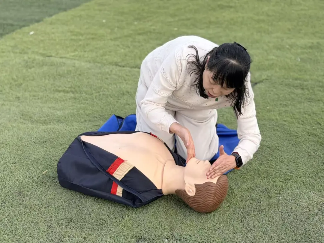 指导老师首先就心肺复苏、海姆立克急救法等关键技能进行了完整规范的现场演示