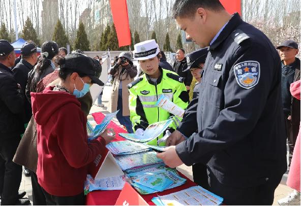 民警面对面讲解普法知识