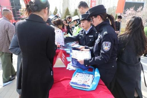 民警发放普法宣传资料