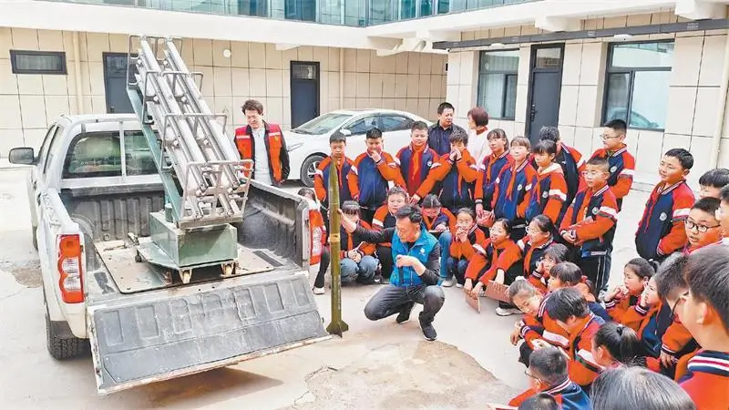 气象部门技术人员为学生们讲解人工增雨作业设备原理。 张荩文摄